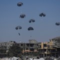 Palestinci stradaju u redovima za hranu uprkos humanitarnoj pauzi, avioni isporučuju pakete pomoći