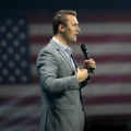 Amerika se oprašta od Čarlija Kirka! Očekuje se 100.000 ljudi, uskoro dolazi i Tramp! Američke zastave i Čarlijeve slike na…