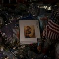 Amerika se oprašta od Čarlija Kirka! Ogroman broj ljudi došao na sahranu, čekaju Trampa i Vensa! Cveće, američke zastave i…