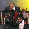 „Čovek je bogat onoliko koliko ima kumova“ on je najbogatiji harmonikaš, venčao je pola estrade Ima čak 19 kumstava! Pritom je…