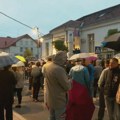 Građani Čačka ispred policijske stanice: Traže hapšenje napadača na mladića