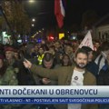 Neverovatni prizori iz Obrenovca: Studente iz Novog Pazara koji pešače danima dočekao ogroman broj ljudi, odjekuje „Pumpaj“…