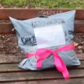 Prolaznici na klupi u parku primetili neobično upakovanu kesu: Kada su joj se približili i pročitali šta na njoj piše, nisu…