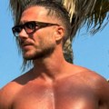 Saši Kovačeviću se ocrtava svaki mišić, a prizor sa plaže nestvaran: Pevač sa verenicom puni baterije na Puketu, tek da vidite…