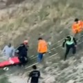 Jeziva tragedija: Kombi sleteo u provaliju, poginulo najmanje 14 ljudi, među njima i dete