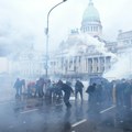 Eksplozija nezadovoljstva u Argentini: Ljudi izašli na ulice; Izbili sukobi - povređeni policajci FOTO/VIDEO