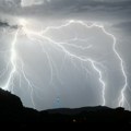 Hitno upozorenje RHMZ: Jaka oluja sručila se na Beograd, u narednih pola sata – pljuskovi, grmljavina, vetar i grad VIDEO