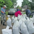 Alo! Na terenu sa ekipom Crvenog krsta u čačanskim selima kojima je dostavljana neophodna pomoć: Bežali smo iz poplavljenih…