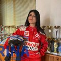 Ona sme svima da stane na crtu: Katarina je jedna od samo tri devojke u Crnoj Gori koja profesionalno vozi auto-trke, "zanat"…