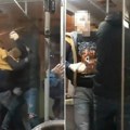 Brutalna tuča u tramvaju u Beogradu! Sevaju pesnice mlađeg i starijeg muškarca, umešao se i vozač (video)