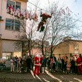 (FOTO) Pripadnici GSS spustili se sa krova Dečje bolnice u Novom Sadu i obradovali mališane