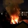 Veliki požar u Zemunu: Gori pelet u kući, crni dim se širi naseljem, vatrogasci satima gasili stihiju (video)