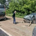 Повређене две особе код Лесковца у судару аутомобила и аутобуса с путницима