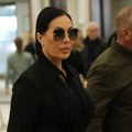 Ceca Ražnatović na komemoraciji Saši Popoviću: Spuštene glave ušla u salu, zastala pored samo jednog čoveka