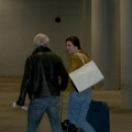 Lazar Ristovski se ne odvaja od 39 godina mlađe devojke: Glumački par uhvaćen na aerodromu, Anica pokazala prirodno izdanje