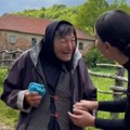 Baka Divna ima 89 godina, živi sama u selu na Kosmetu i daje kapom i šapom iako nema mnogo: Tamara je posetila pa rasplakala…