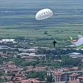 Drama na nebu iznad Vršca: Paraglajderista morao da otvori rezervni padobran, srećom nije povređen