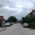 Deca u Bobištu kod Leskovca hodaju posred kolovoza, punog rupama, automobili na trotoarima, vlast ne reaguje!