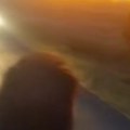Jeziv snimak iz sela Tabanovići: Automobili prolaze, a vatra tik uz njih guta sve pred sobom, ljudi u šoku