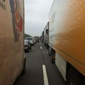 Kamioni na granici čekaju dva sata, automobili dvadesetak minuta