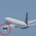 Motor aviona se zapalio tokom leta: Piloti proglasili vanredno stanje, kamera zabeležila dramu (Video)