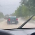 Potop na ulicama ovog grada! Obilna kiša napravila kolaps, automobili "plivaju" ulicama (video)