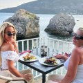 Majka i ćerka uživaju za sve pare! Bojana Lazić sa majkom na odmoru, večeraju na obali mora, a na stolu vino i bogata trpeza…