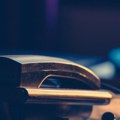 Fiksni telefoni polako nestaju Srbija sve manje zove fiksnim - dnevno tek 1,4 minuta razgovora, mobilnim sedam puta više