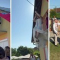 Hit snimak sa balkanske svadbe: Mlada se u venčanici sa terase sajlom spustila do mladoženje (video)