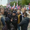 (VIDEO) Bliski susret dve grupe u Kragujevcu, tenzije uz poljupce, došao i gradonačelnik