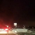 Prednji deo vozila uništen, delovi rasuti po putu. Teška nesreća kod Inđije: Stvaraju se velike gužve na auto-putu (video)