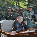 S kim je severnokorejski lider Kim posmatrao testiranje raketnih lansirnih sistema?