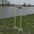 KO PRISVAJA OBALE TAMIŠA? Meštani Farkaždina upozoravaju na spornu tablu, zatvoren put i državno zemljište Čija je obala…