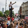 (VIDEO) Stotine hiljada navijača Arsenala slavilo titulu dan posle poraza u finalu LŠ