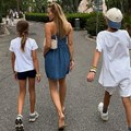 Jelena Đoković pokazala koliko su Tara i Stefan porasli u kratkoj letnjoj haljini prošetala sa ćerkom i sinom, raznežila sve…