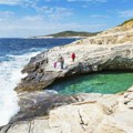 (Foto) Drama na Tasosu! Spasioci jedva izvukli devojčicu i muškarca koji su se utapali, crvena zastavica na plaži: Važno…