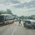 (Foto) Teška nesreća na putu Čačak-Kraljevo! Sudarili se autobus i automobil, vozila potpuno zgužvana!