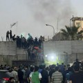 Haos u Bagdadu: Demonstranti upali u švedsku ambasadu, preskakali zidove i palili vatru (foto)