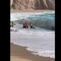 Snimak koji je obišao svet Pogledajte kako je u poslednjem trenutku spasen turista iz mora na Lefkadi!