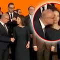 Hrvatski šef diplomatije hit na mrežama: Radman hteo da poljubi nemačku koleginicu, ali onda zaplivao u prazno (video)