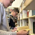 Деца у селу Катићи одушевљена јединственом библиотеком љубави: Неки парови се и развели али књиге су остале