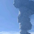 Eruptirao vulkan Ibu u Indoneziji, izbacio pepeo na visinu od 6 kilometara: Građanima rečeno da se evakuišu