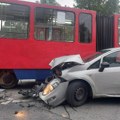 Sudar tramvaja i automobila kod zoološkog vrta: Prednji deo "fiata" potpuno smrskan (foto)
