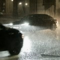 Muškarac u vodi do pojasa! Voda došla do prozora automobila: Dramatični snimci sa beogradskih ulica kakvi se ne pamte…