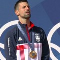 Novak Đoković peva himnu "Bože pravde" u Parizu sa zlatnom medaljom OI oko vrata: Ti si ponos Srbije!