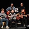 Održan godišnji koncert Škole rok gitare u čast Bori Đorđeviću: Dobro uvežbani mladi gitaristi odsvirali su i otpevali…