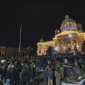 Studenti došli do Skupštine, saobraćaj na Trgu Nikole Pašića zaustavljen