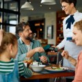 Doktor odveo porodicu u restoran, a šokirao se kad je zatražio račun "Plakao sam pred svima"