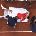 Novak izgubio dva seta od Sinera, pa pozvao pomoć: Da li je opet povređen kad ne treba?