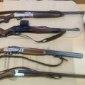 Četiri puške, gasni pištolji i oko 200 komada municije: Cetinjanin naoružan do zuba krio oružje u stanu: Policija odmah…